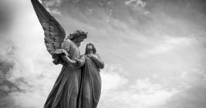 fotografia en escala de grises de la estatua del angel bajo un cielo nublado 1